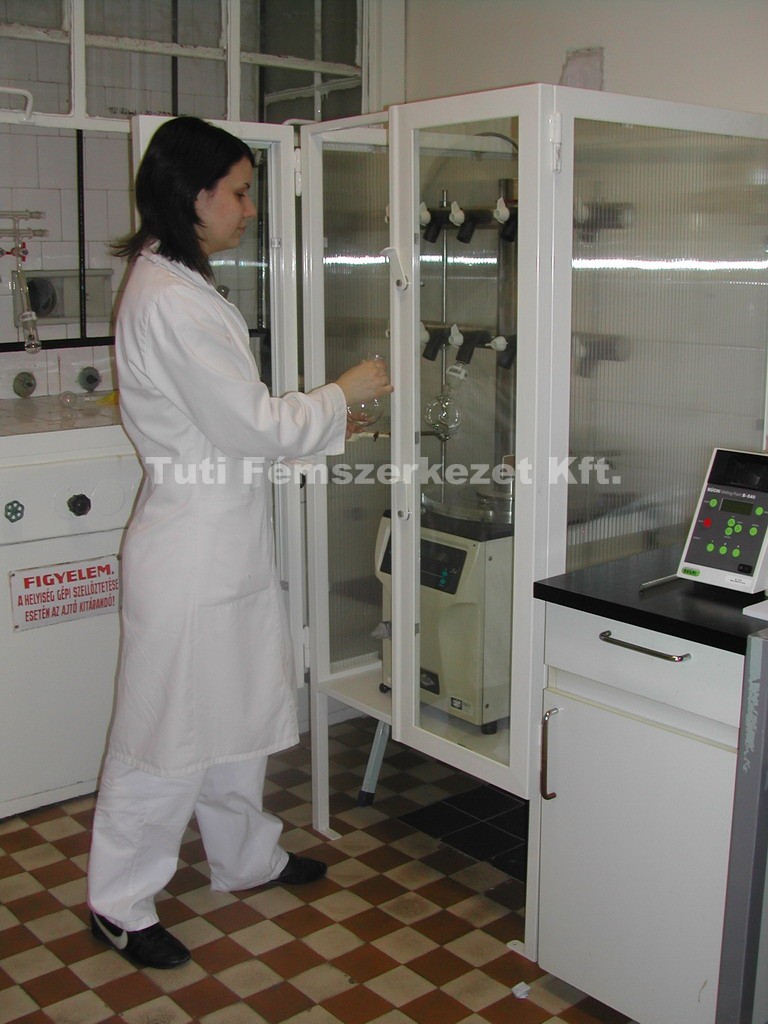 Kémiai labor tároló szekrénye fehérre szinterezve, átlátszó polikarbonát betétes ajtószárnyakkal, ráfordítható zárral