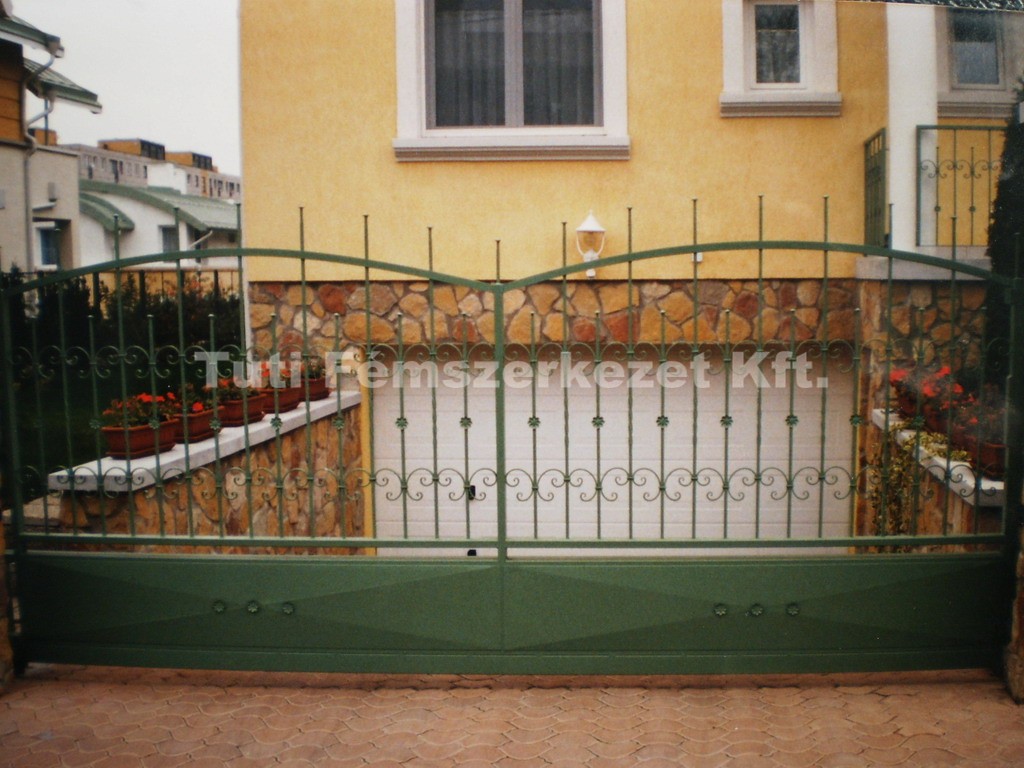 Hagyományos kertkapu (úszókapu) zöld színre festve